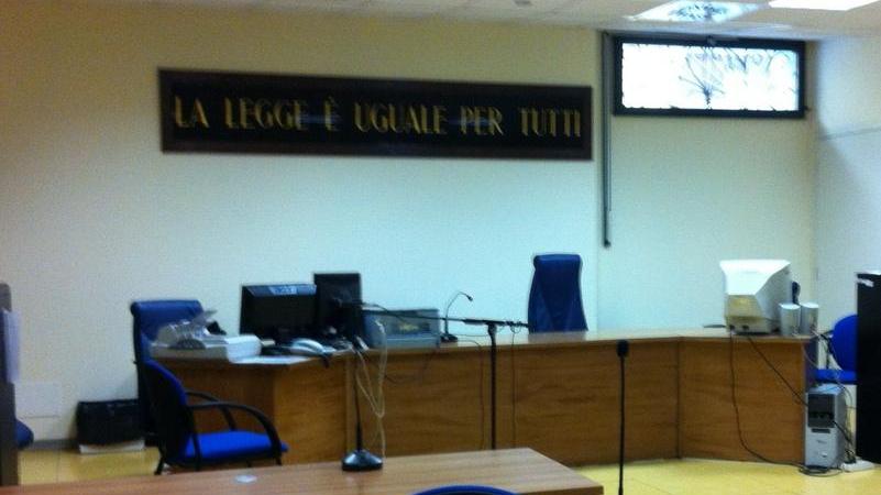 Palpeggia 2 colleghe: a processo