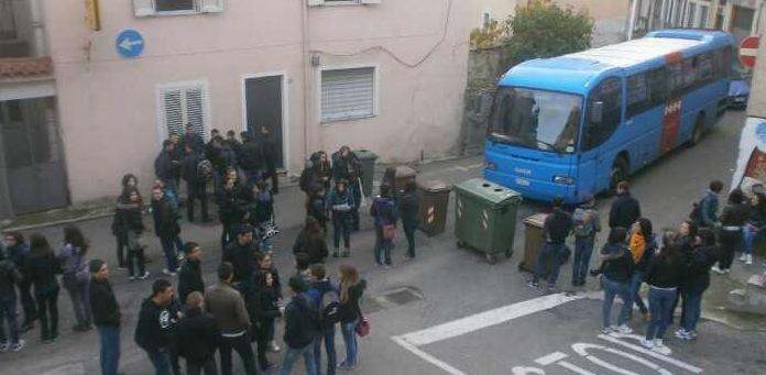Studenti pendolari lasciati a terra dal pullman dell’Arst 