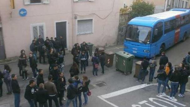 Studenti pendolari lasciati a terra dal pullman dell’Arst