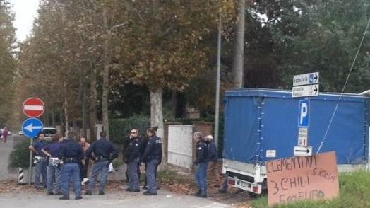 Rissa in strada tra ambulanti
