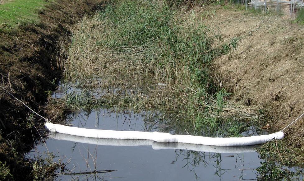Macchia oleosa nel canale, arrivano i tecnici dell’Arpa