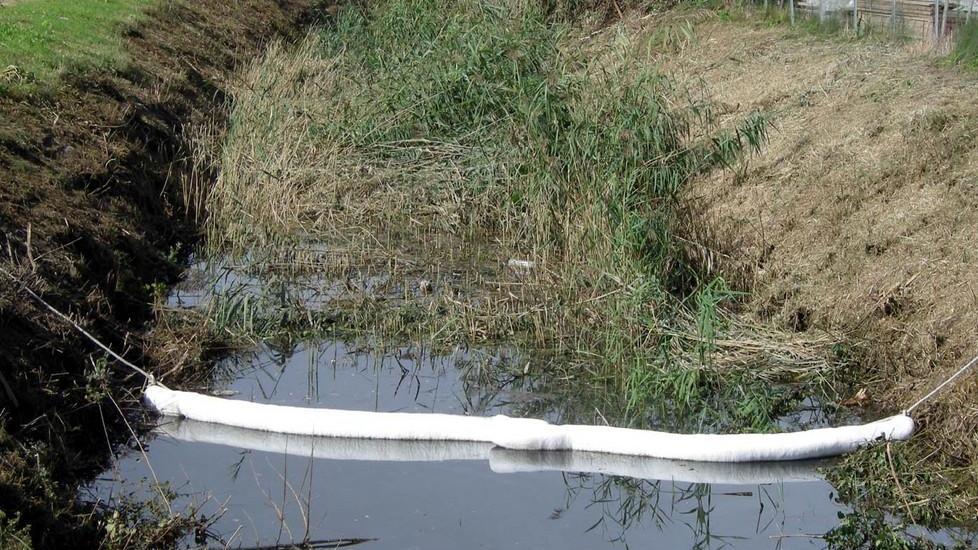 Macchia oleosa nel canale, arrivano i tecnici dell’Arpa