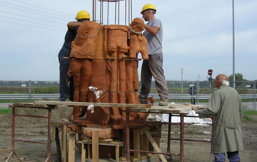La scultura sul delta nella rotonda in Via Cardinala 