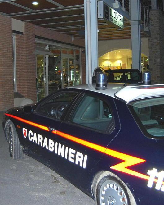 Spaccata al bar e fuga nella notte 