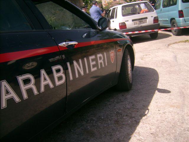 Armati e col passamontagna rapinano un anziano in casa 