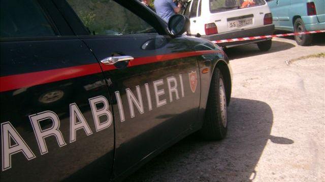 Armati e col passamontagna rapinano un anziano in casa