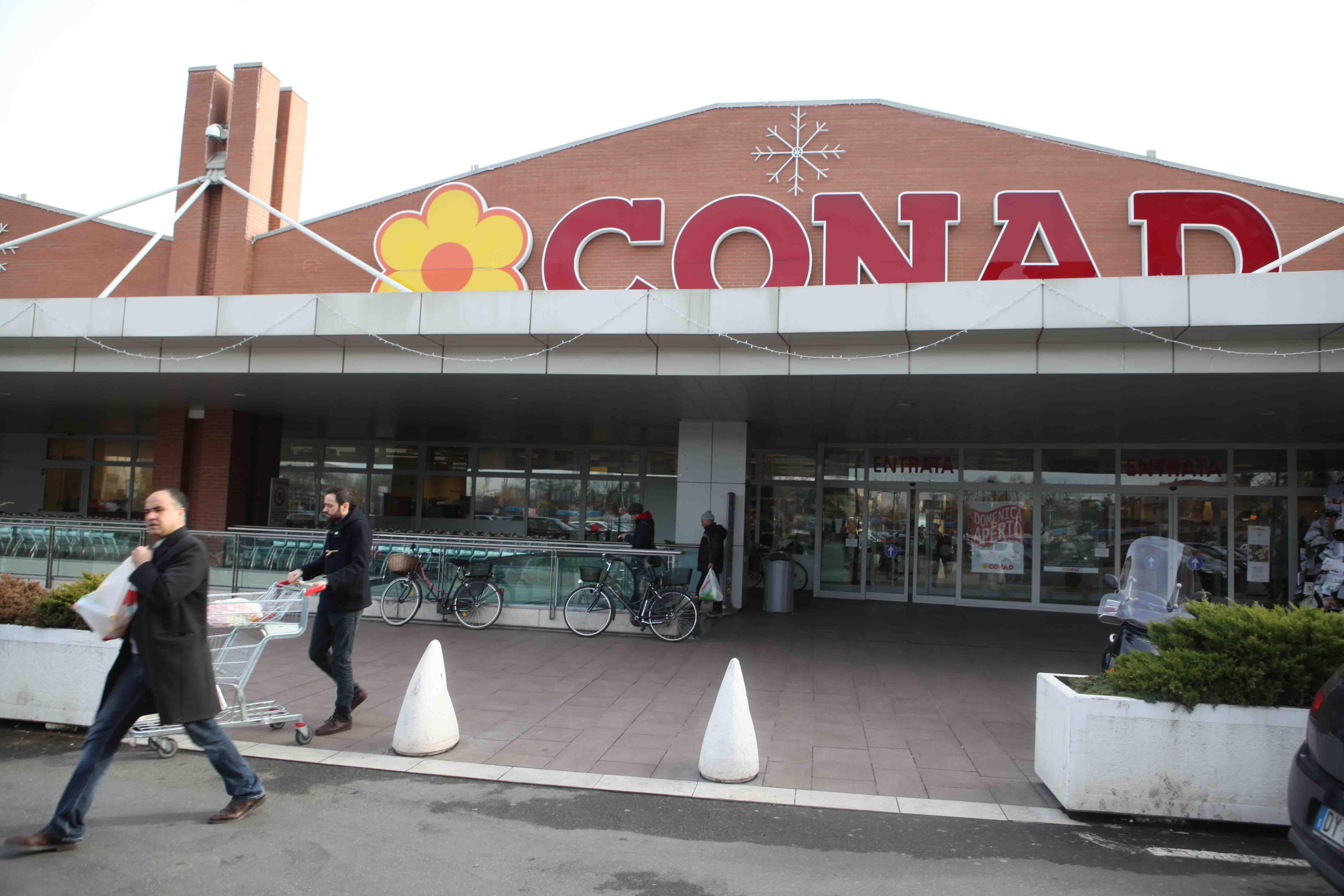Bambina si perde davanti al Conad Le Vele