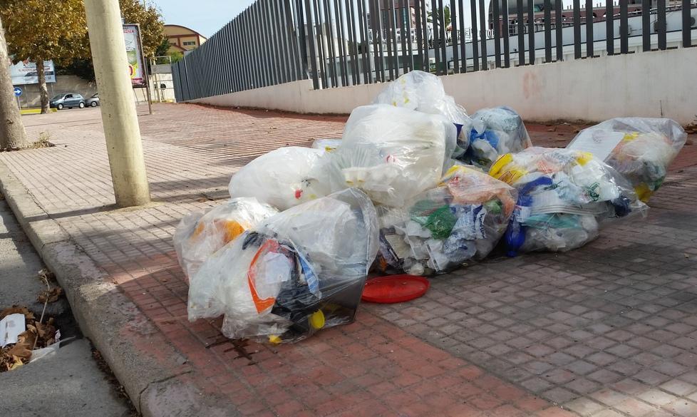 Rifiuti abbandonati sui marciapiedi