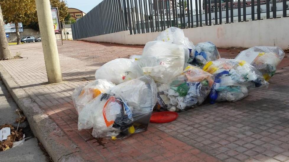 Rifiuti abbandonati sui marciapiedi