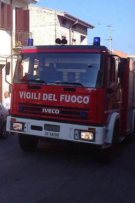 Cade a casa, soccorsa dai vigili del fuoco