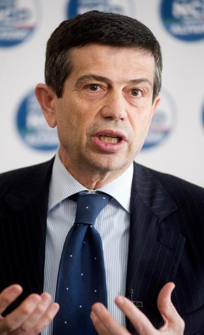 Il ministro: «Gli ammortizzatori sociali ci sono». Il Pd: «Un negoziato come per Alitalia»