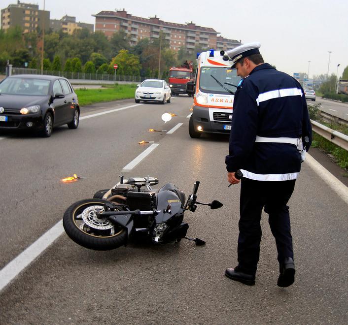 Motociclista cade sull’asfalto e resta ferito: traffico in tilt