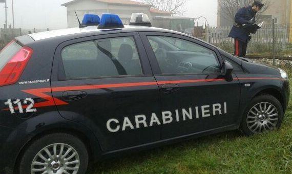 Guida ubriaco e con i coltelli, è nei guai