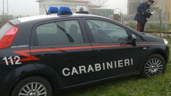 Guida ubriaco e con i coltelli, è nei guai