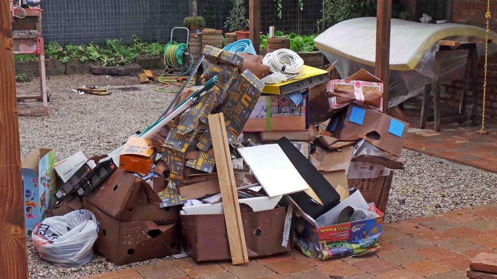 Montesanto, in salotto si ‘nuota’ tra i mobili