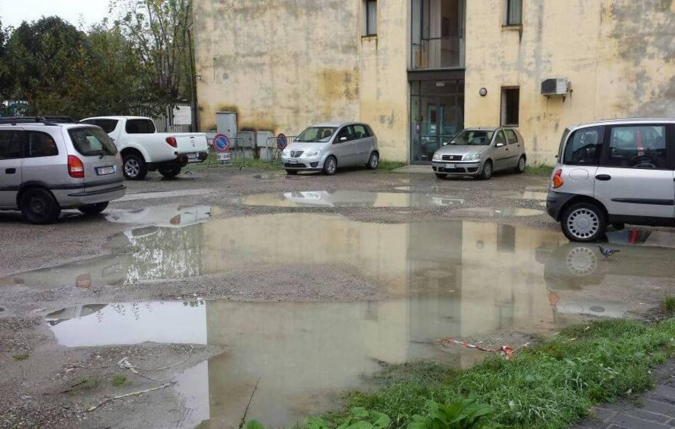 Casa di riposo, parcheggio allagato