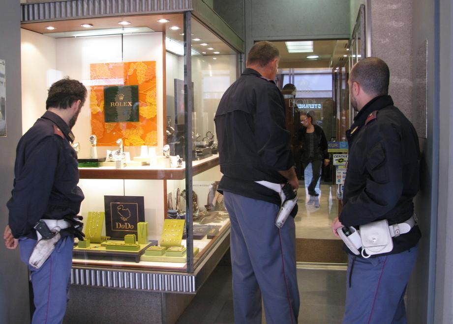 Falso cliente ruba i Rolex e fugge a piedi 