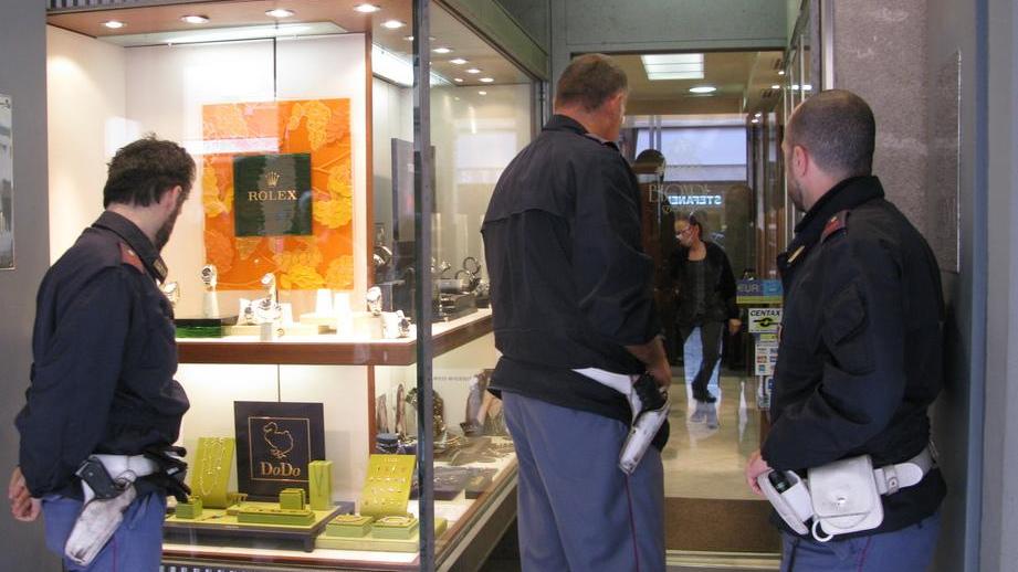 Falso cliente ruba i Rolex e fugge a piedi