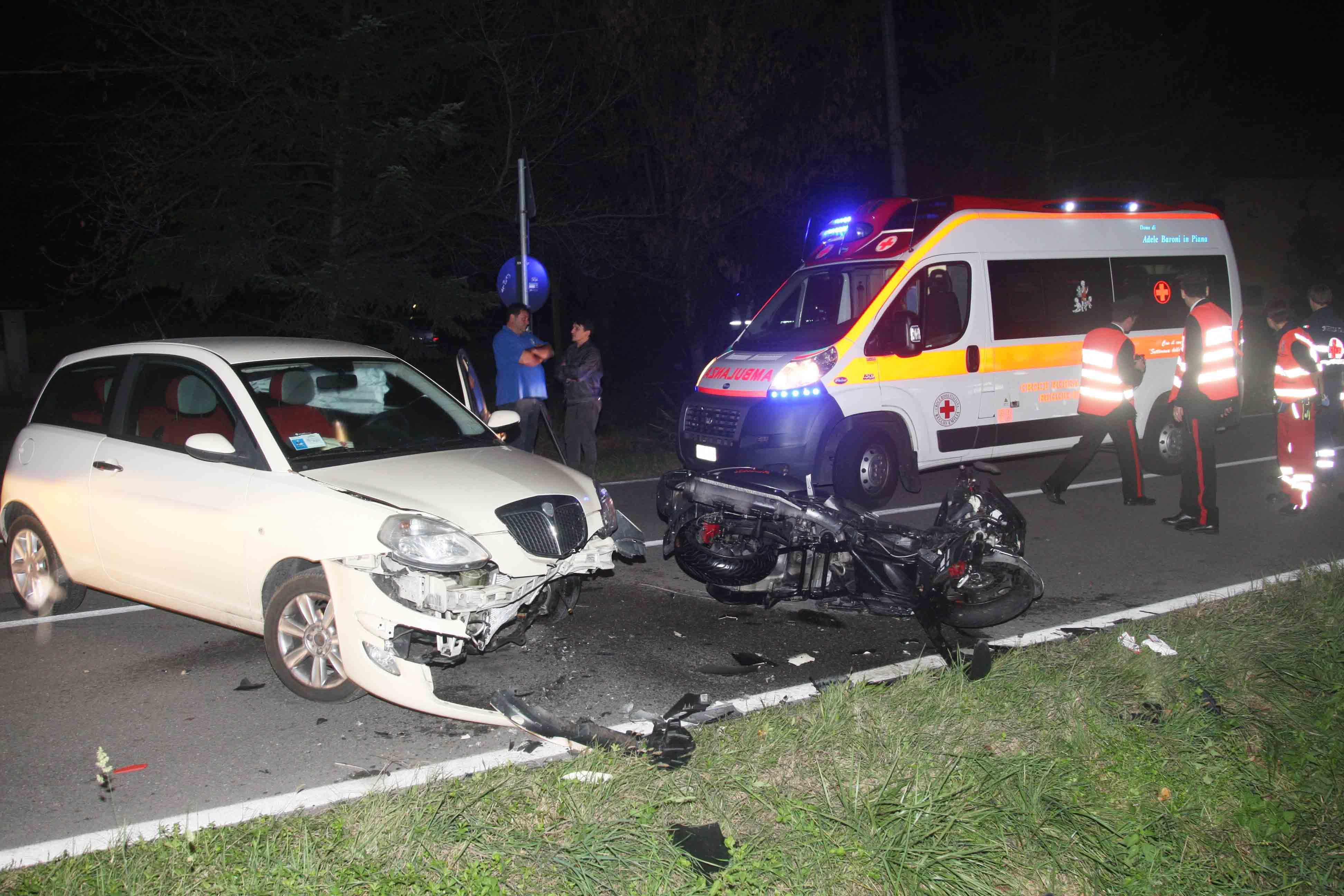 Muore nello schianto contro un'auto