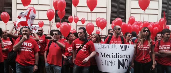 Meridiana taglia i "tagli": i licenziamenti scendono da 1634 a 1366. Altissima tensione con i lavoratori: interviene la polizia
