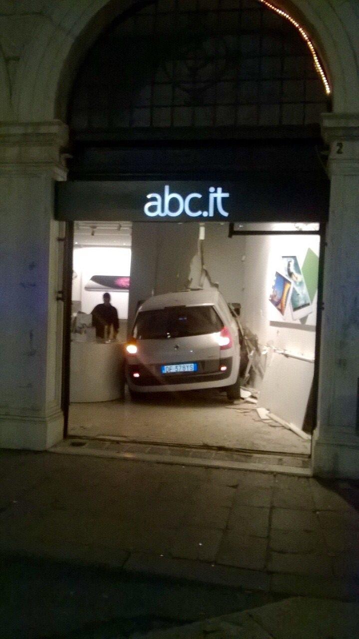 L'auto piombata nel negozio