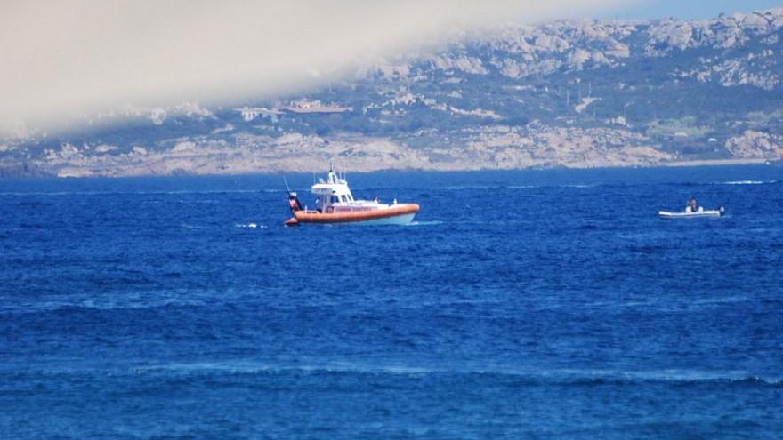 Giovane disperso in mare mentre fa surf, trovato dopo dodici ore