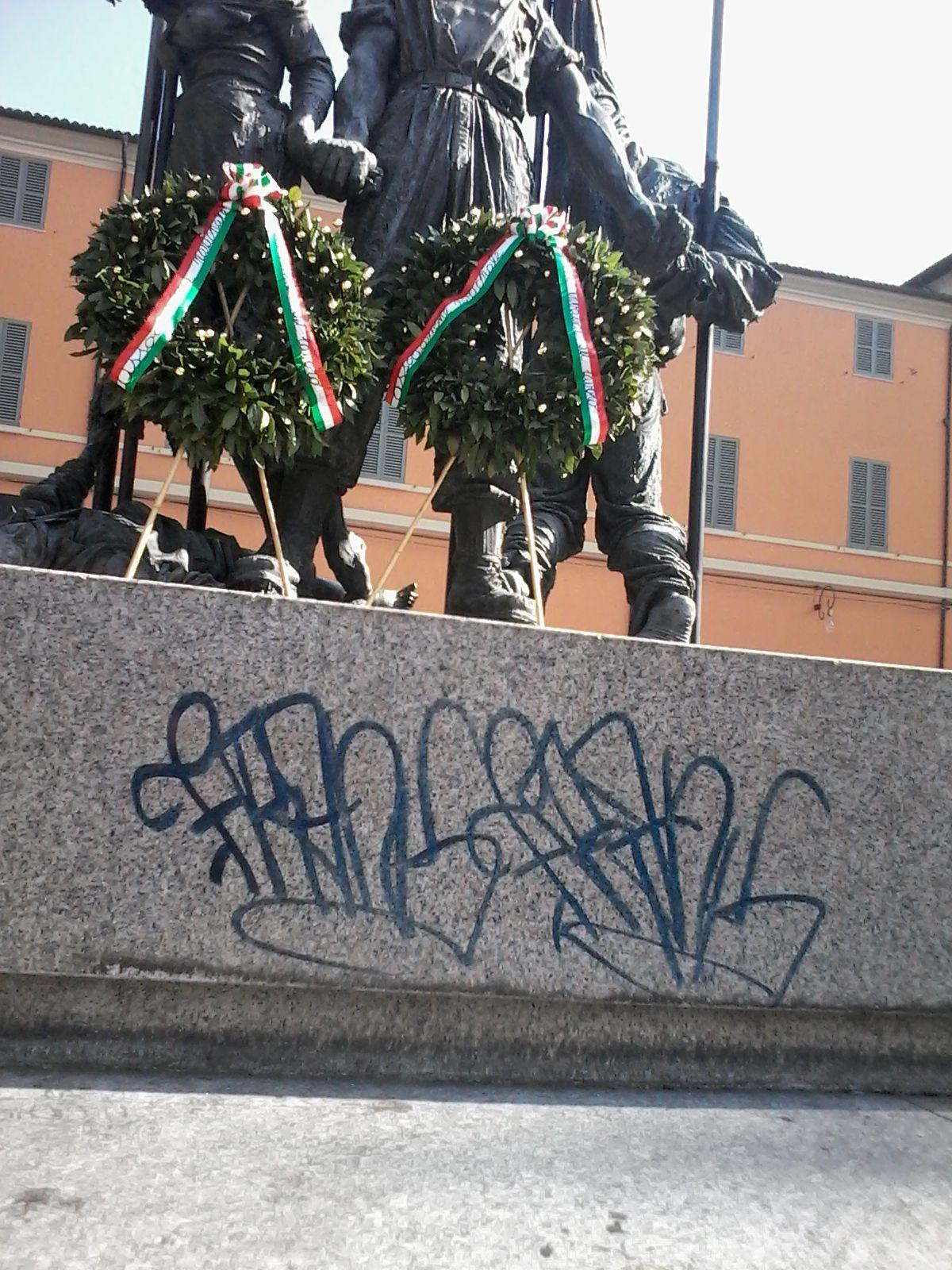 Imbrattato il monumento dei partigiani 