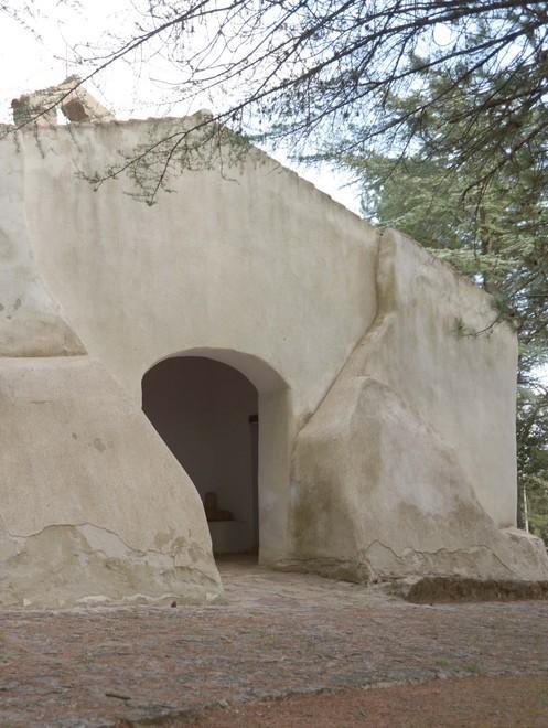 Il vescovo con i volontari nella chiesetta del Monte