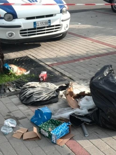 Un sacchetto della spazzatura con all’interno un cane morto