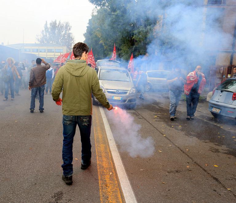 Corteo per casa e lavoro respinto l’assalto all’Acer 