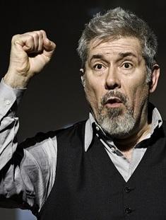 Il sipario si alza questa sera con la comicità cruda di Benvenuti
