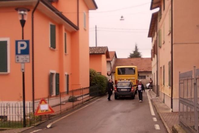 Auto parcheggiata in curva lo scuolabus resta bloccato