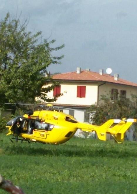 Cade dalla finestra grave una donna