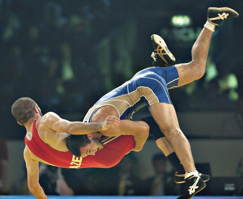 Spettacolo al Palasport di Sassari con i campionati regionali di lotta 