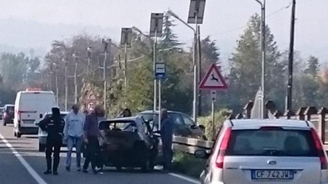 Violento tamponamento in via Claudia Donna ferita e arrivano anche i pompieri
