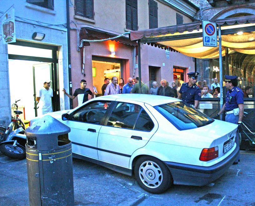 Panico in piazza Ariostea