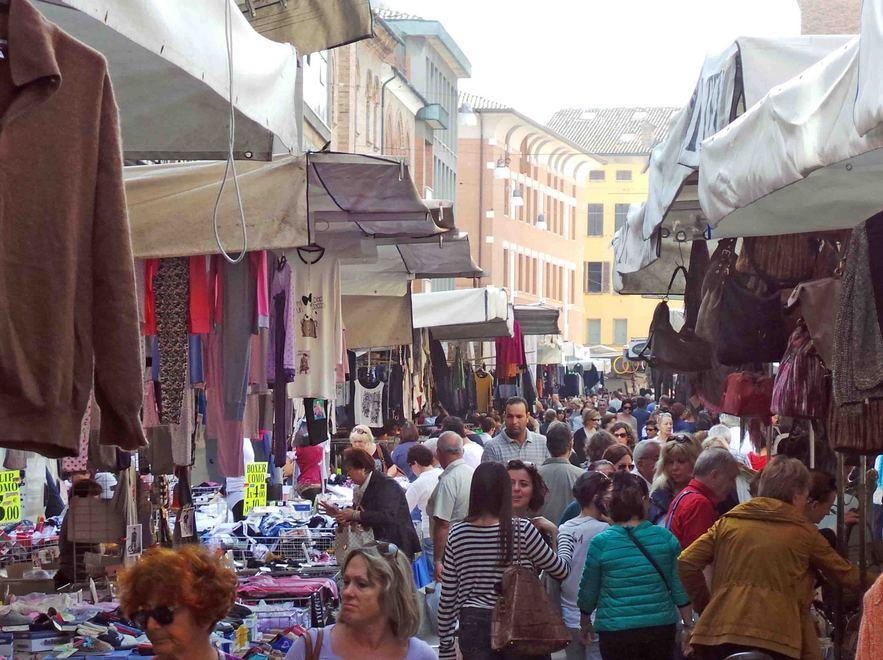 «Gli ambulanti stranieri rispettino le regole» 