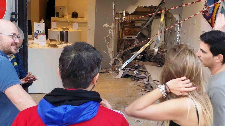Sfonda con l’auto la vetrina del negozio