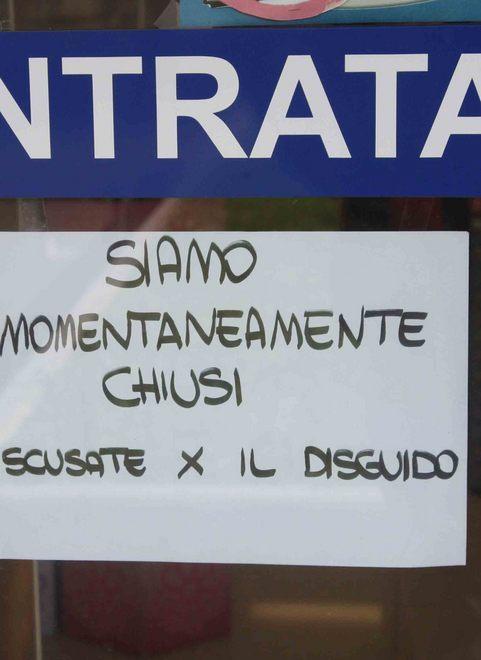 Armati di pistola e cutter irrompono nel Target 