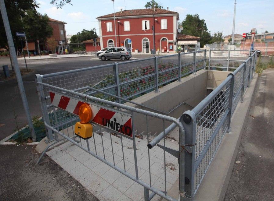 «Basta ritardi, chiudete il passaggio a livello» 