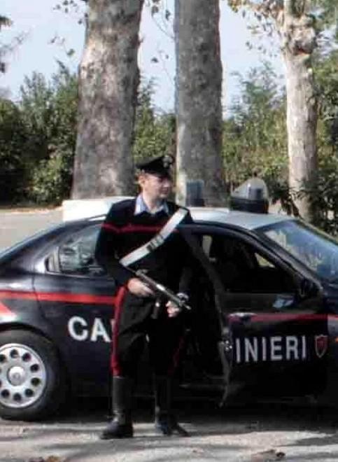 Alla guida ubriaco, minaccia i carabinieri 