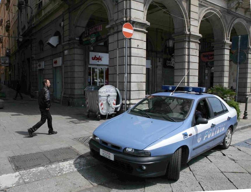 Picchiano a sangue un 31enne per rapinarlo, arrestati tre indiani 