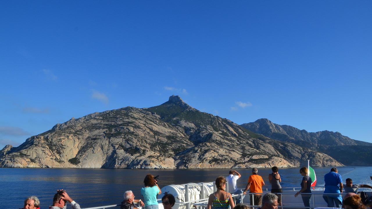 Montecristo vista dal mare, durante la ripartenza dall'isola