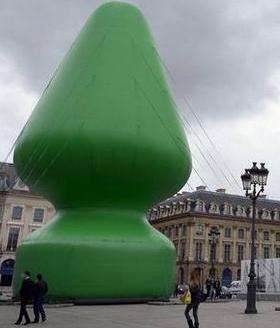 Danneggiato l’albero di Natale di McCarthy
