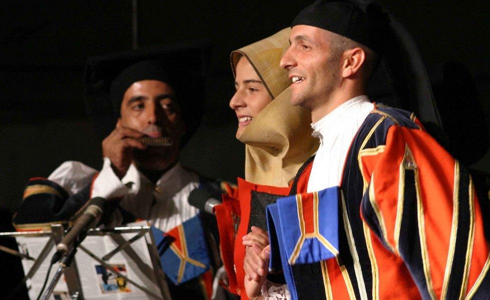 Orgosolo, Cortes a suon di armonica 