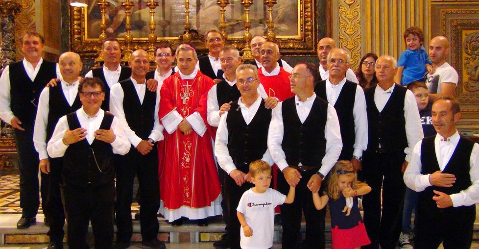 Il coro Sos Astores incontra il papa a Roma e canta per lui in sardo 