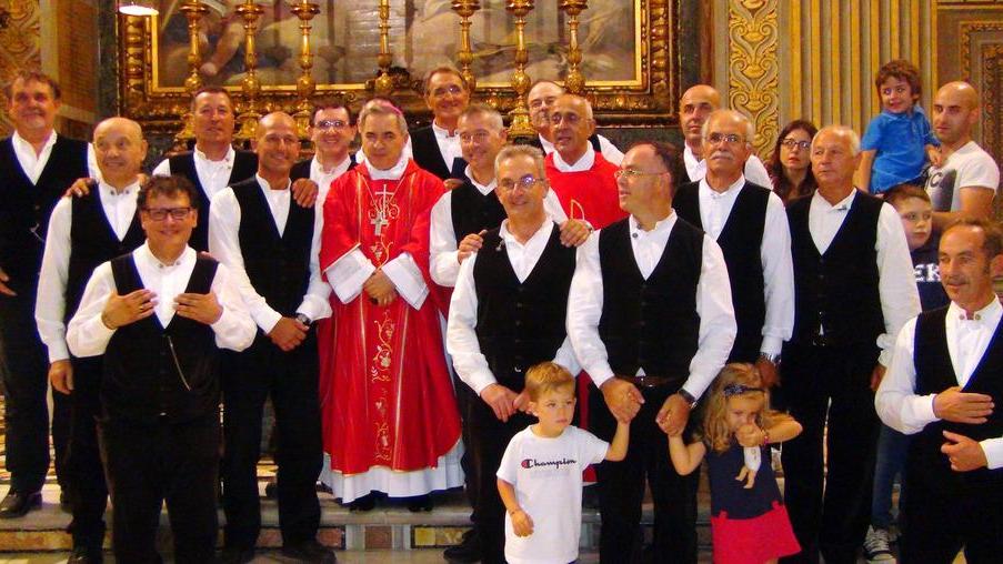 Il coro Sos Astores incontra il papa a Roma e canta per lui in sardo