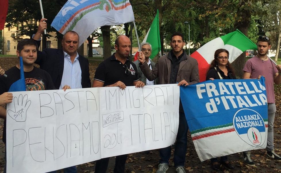 Striscione di Fdi contro gli immigrati