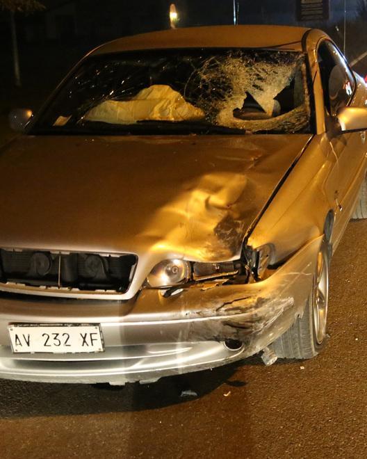 Falciato e ucciso da un’auto in sorpasso 