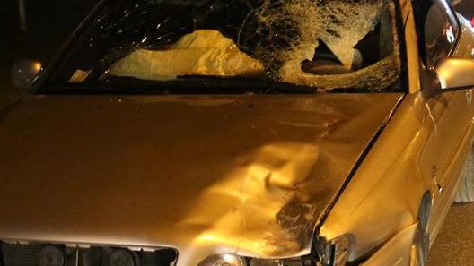 Falciato e ucciso da un’auto in sorpasso